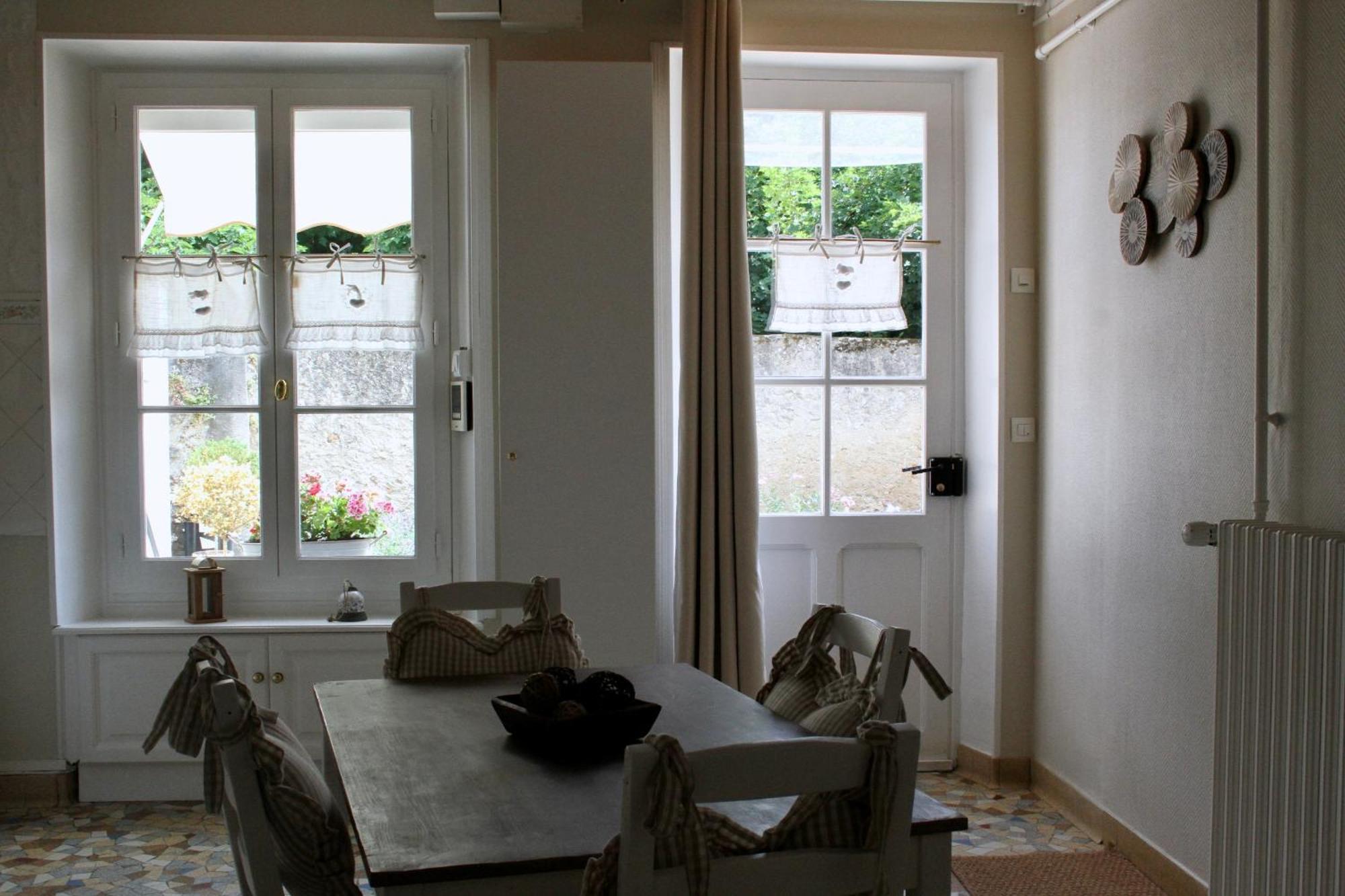Chambres A La Maison Hermitage Aincourt Exterior foto